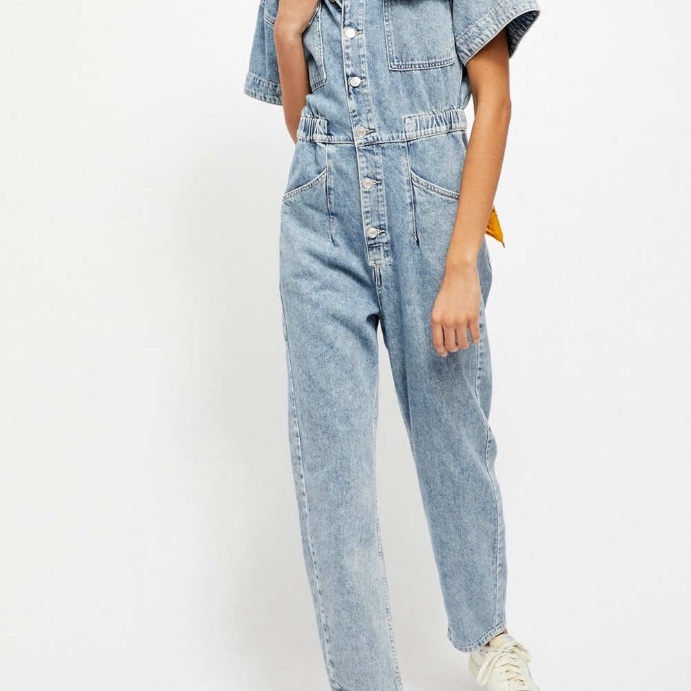 Denim Short-Sleeve Women's Jumpsuit - Light Blue - Picture 3 of 4